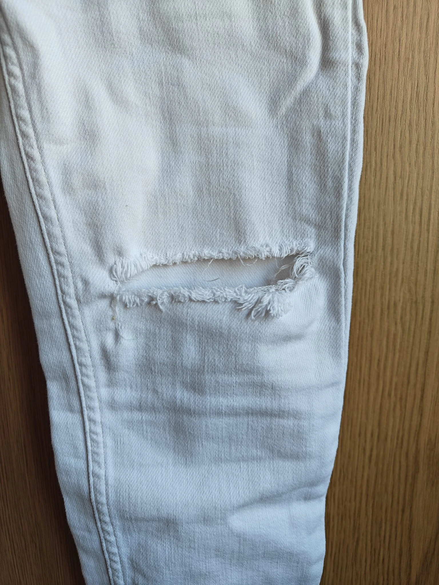 White pants with a modern and relaxed touch – photo 4